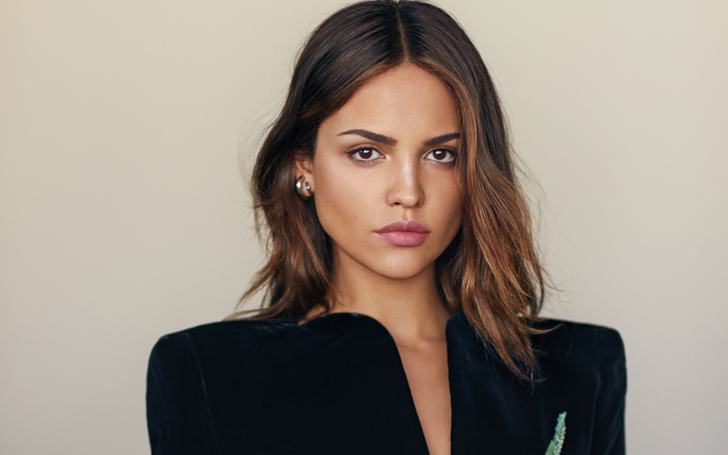 Мексиканская актриса Эйса Гонсалес на сером фоне