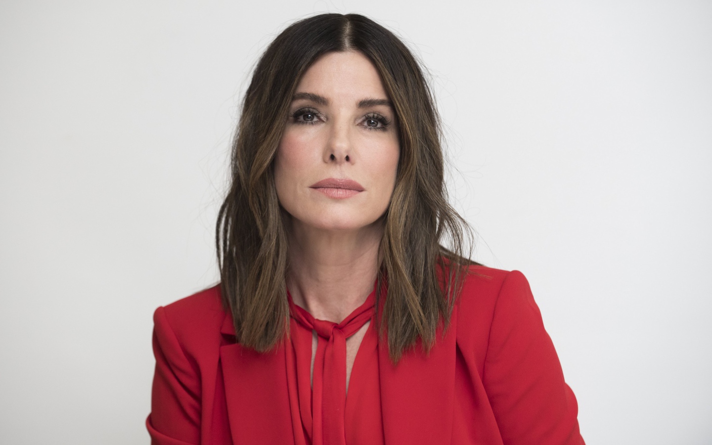 Популярная актриса Сандра Буллок в красном костюме 