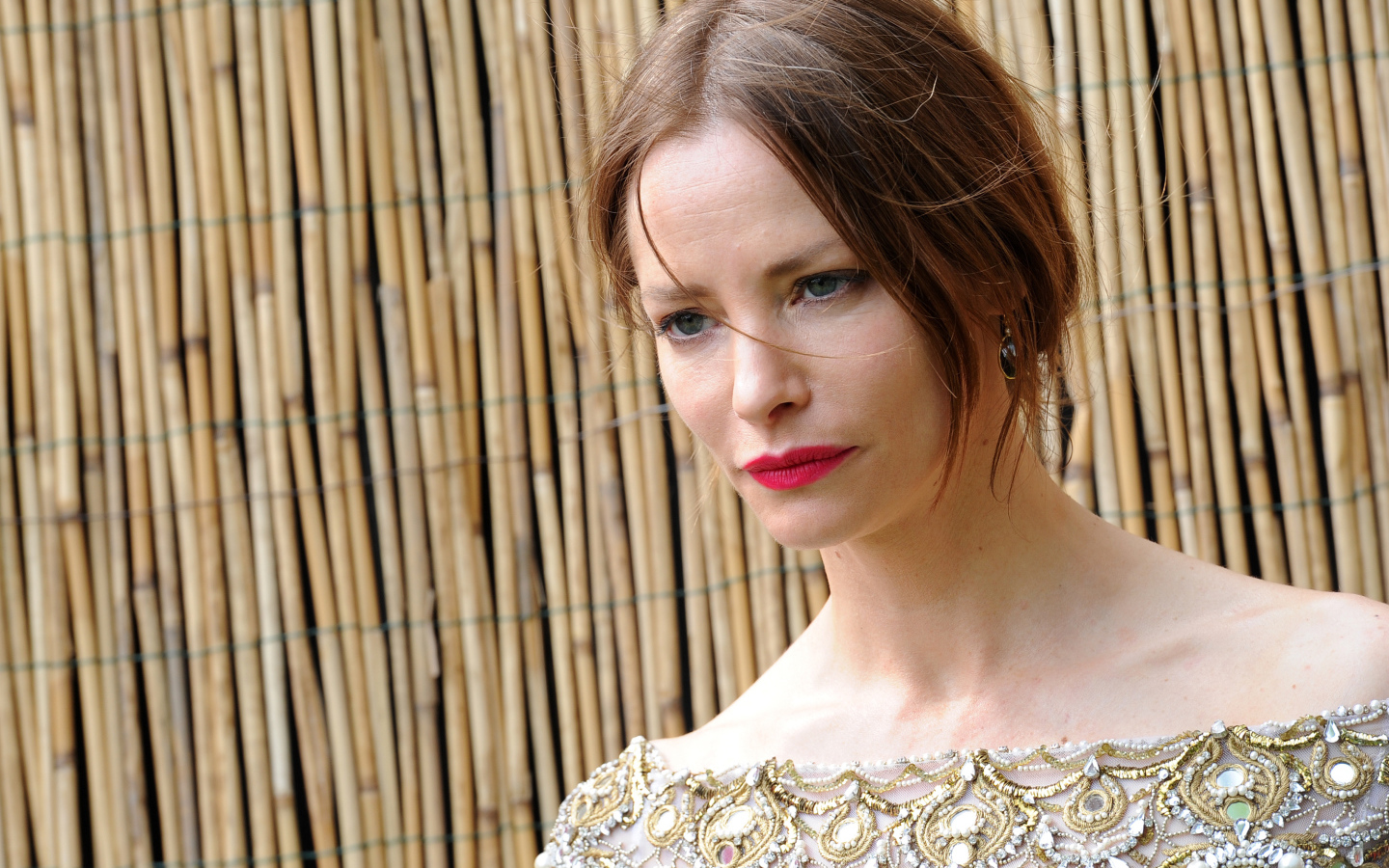 Грустная девушка, актриса Сиенна Гиллори