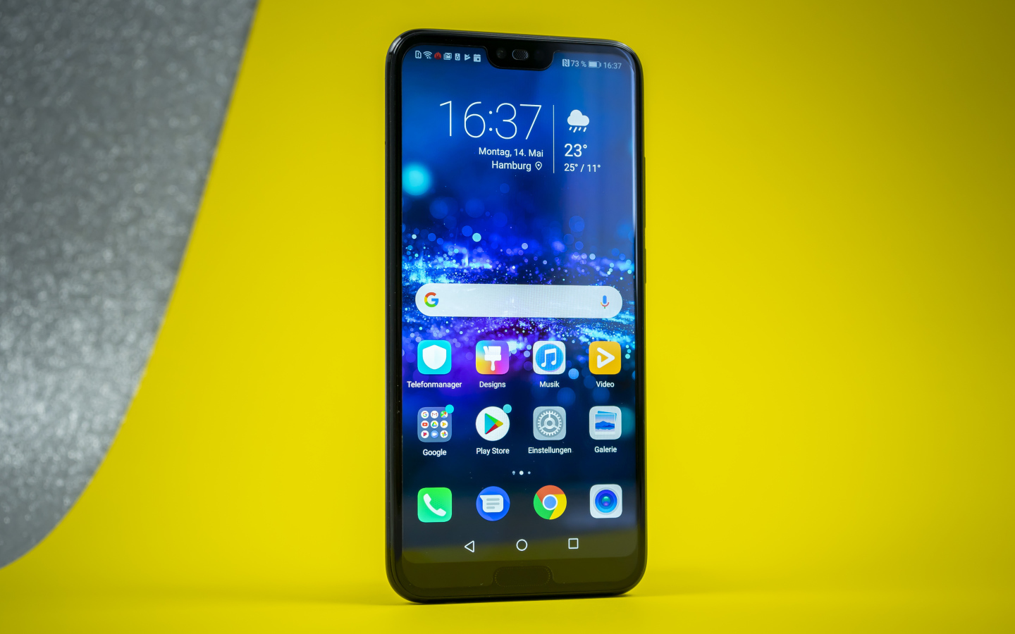 Тонкий смартфон Honor 10 на желтом фоне