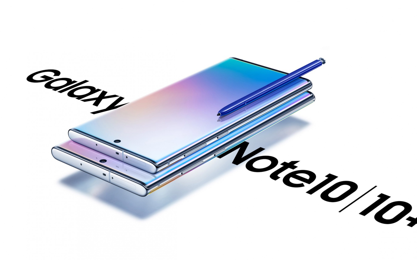 Смартфон Samsung Galaxy Note 10 на белом фоне