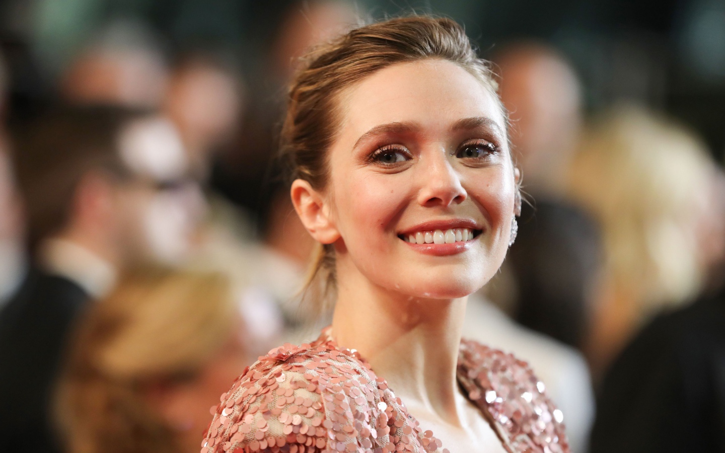 Улыбающаяся актриса Элизабет Олсен 