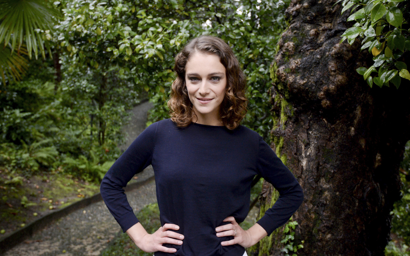 Улыбающаяся девушка, актриса Ариана Лабед