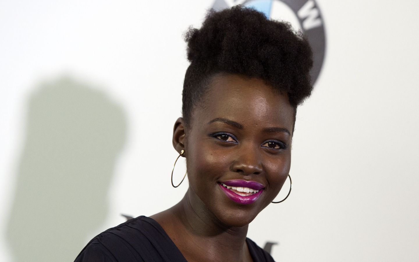 Улыбающаяся женщина, актриса Люпита Нионго