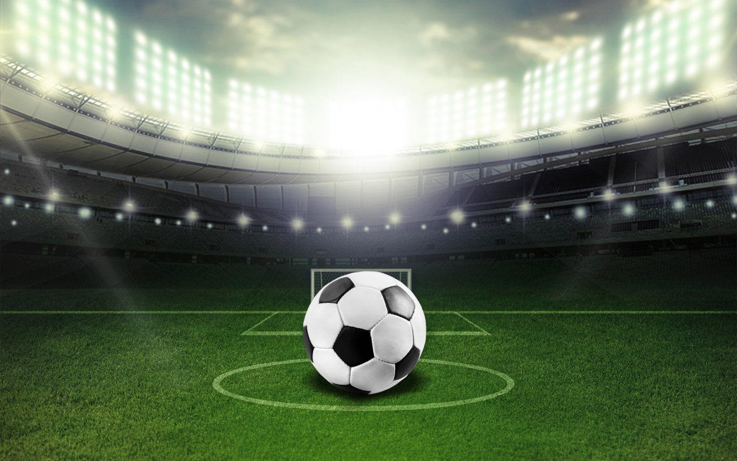 Футбольный мяч лежит на футбольном поле на стадионе