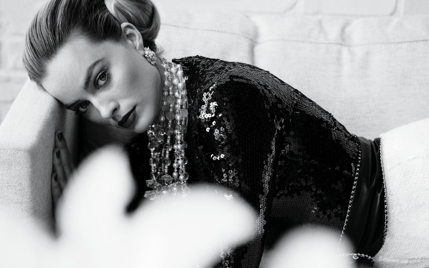 Стильная актриса Марго Робби черно белое фото 