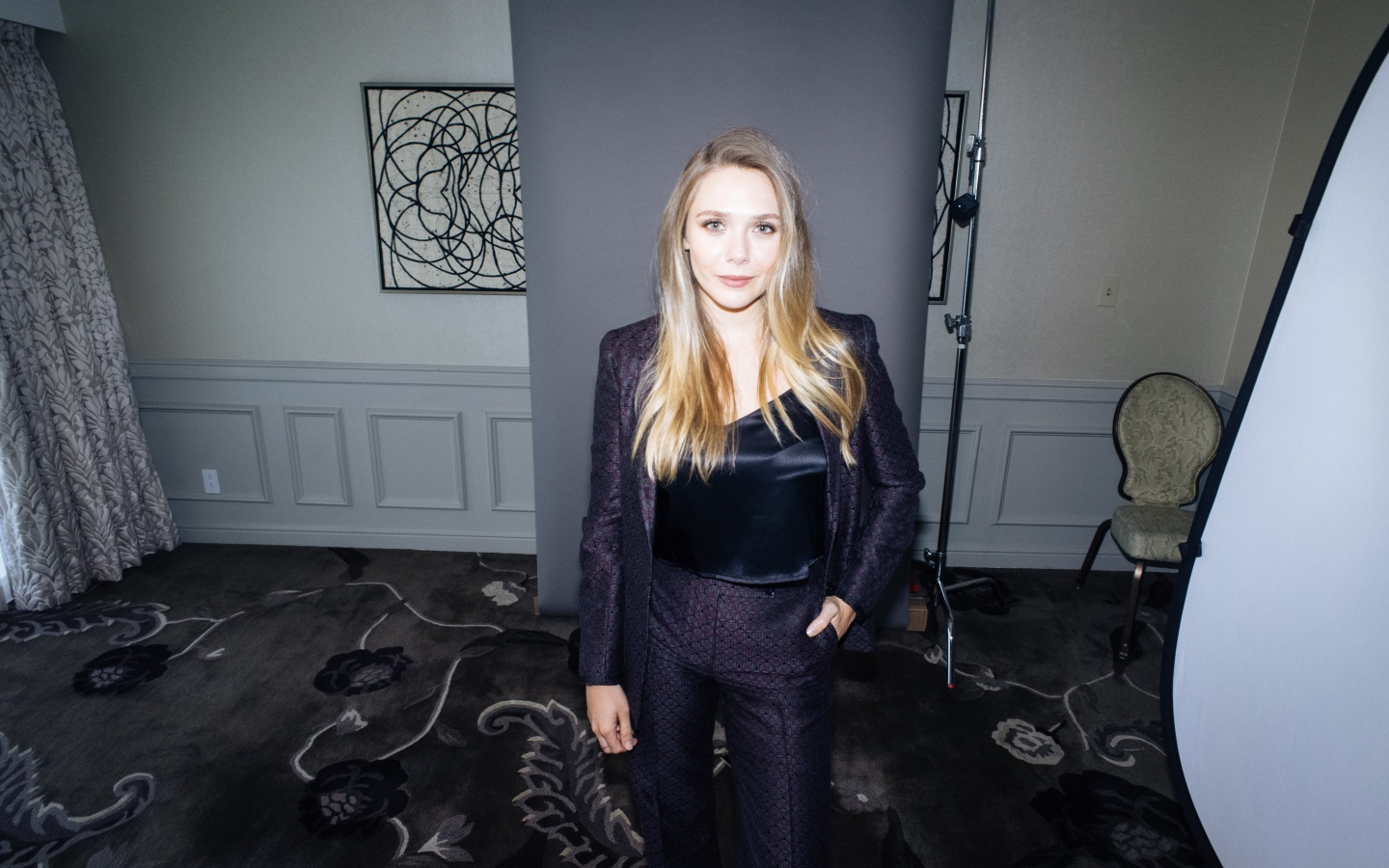 Стильная девушка, актриса Элизабет Олсен в костюме