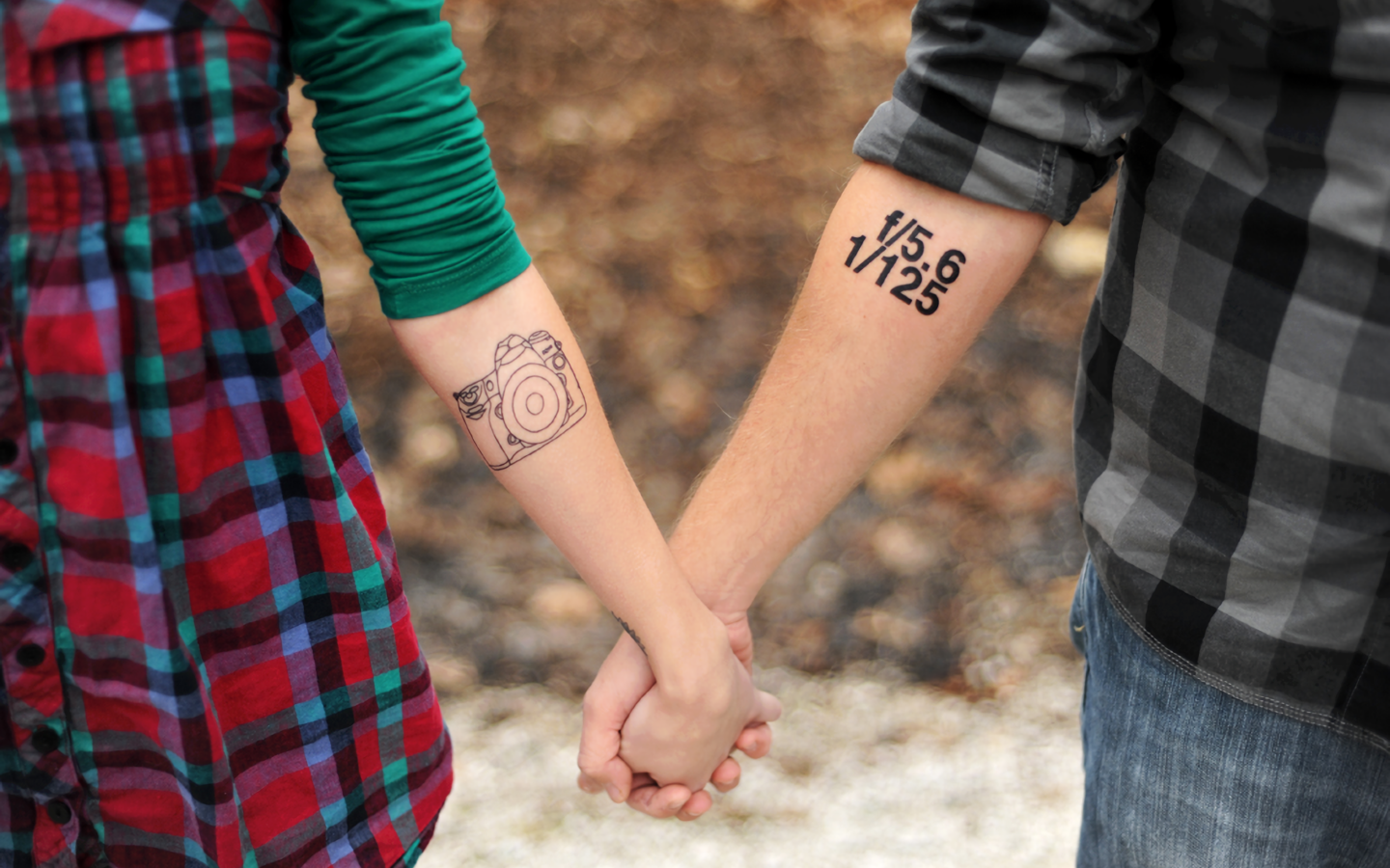 Татуировки на руках у влюбленной пары