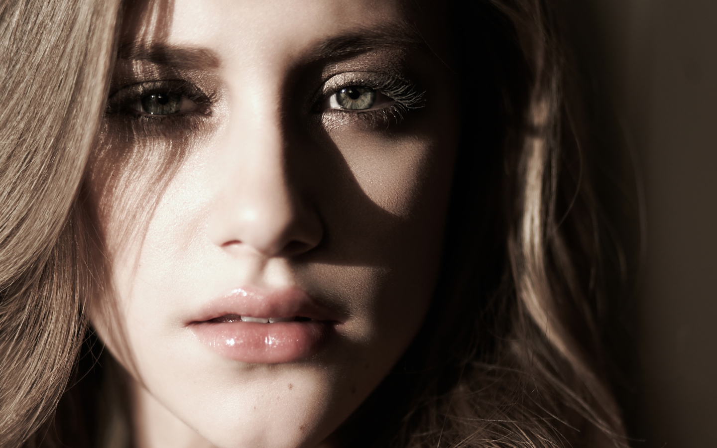 Лицо актрисы Лили Рейнхарт крупным планом