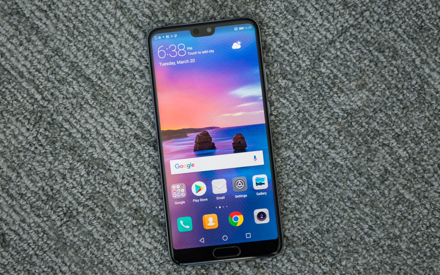 Новый смартфон Huawei P20 Pro, 2019 года на сером фоне