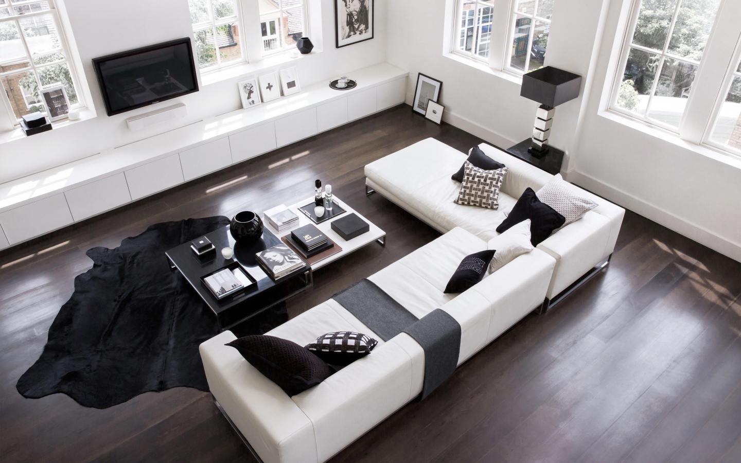 Гостиная в бело-черных тонах с большим диваном