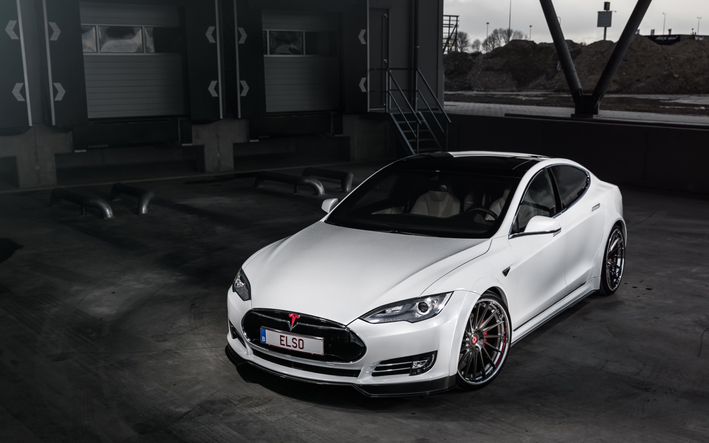 Белый автомобиль Tesla Model S 