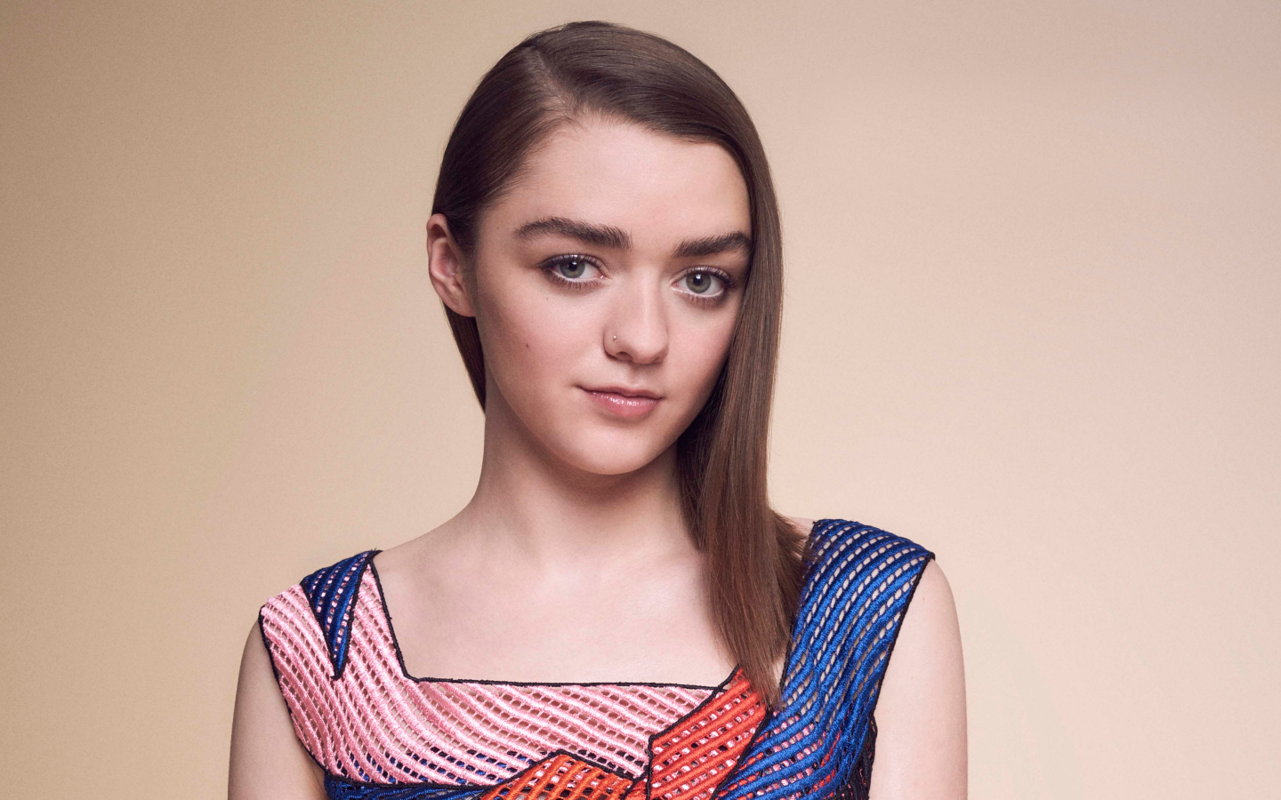 Молодая девушка, актриса Мэйси Уильямс на розовом фоне