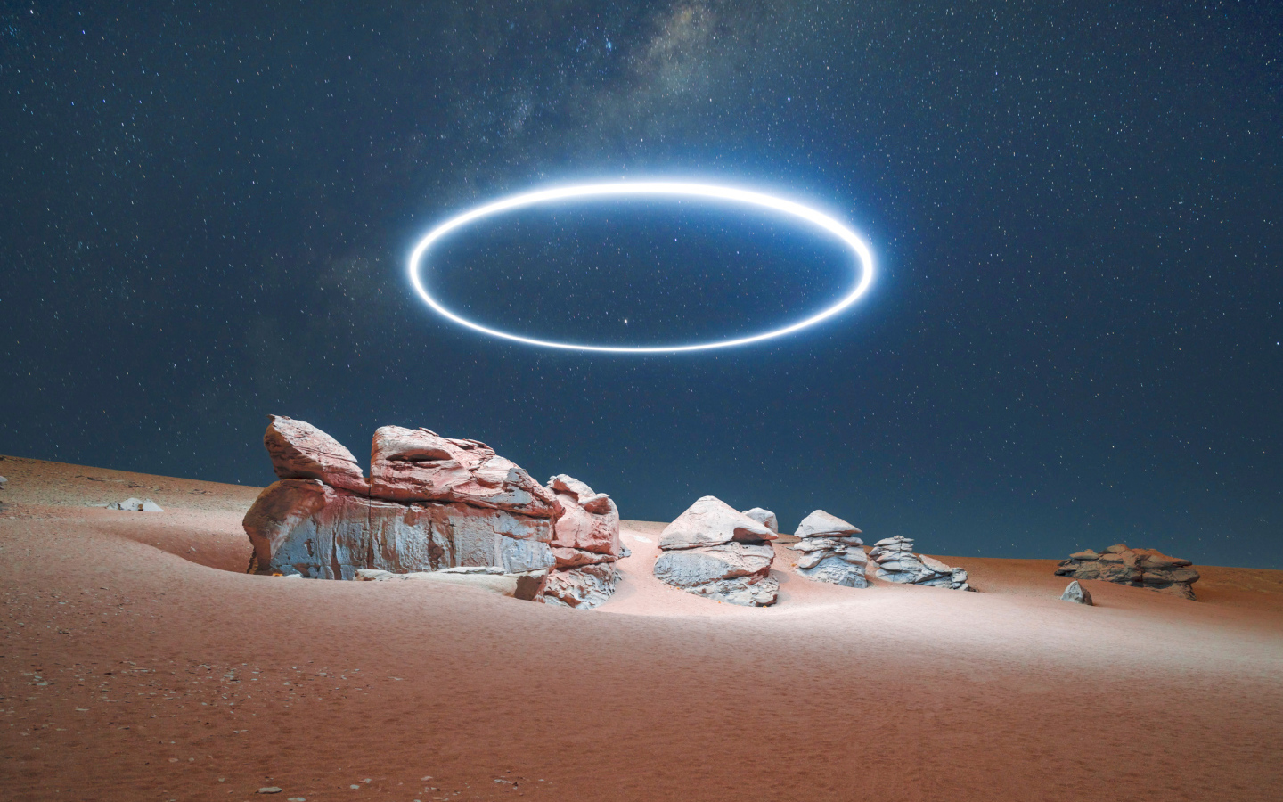 Большой яркий круг в небе над пустыней