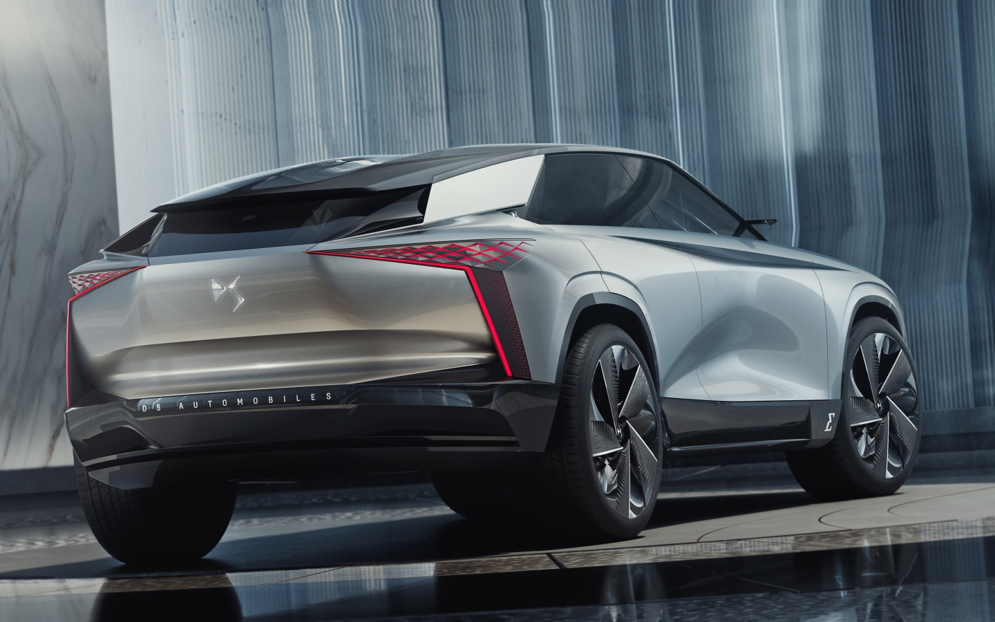 Автомобиль DS Aero Sport Lounge 2020 года вид сзади