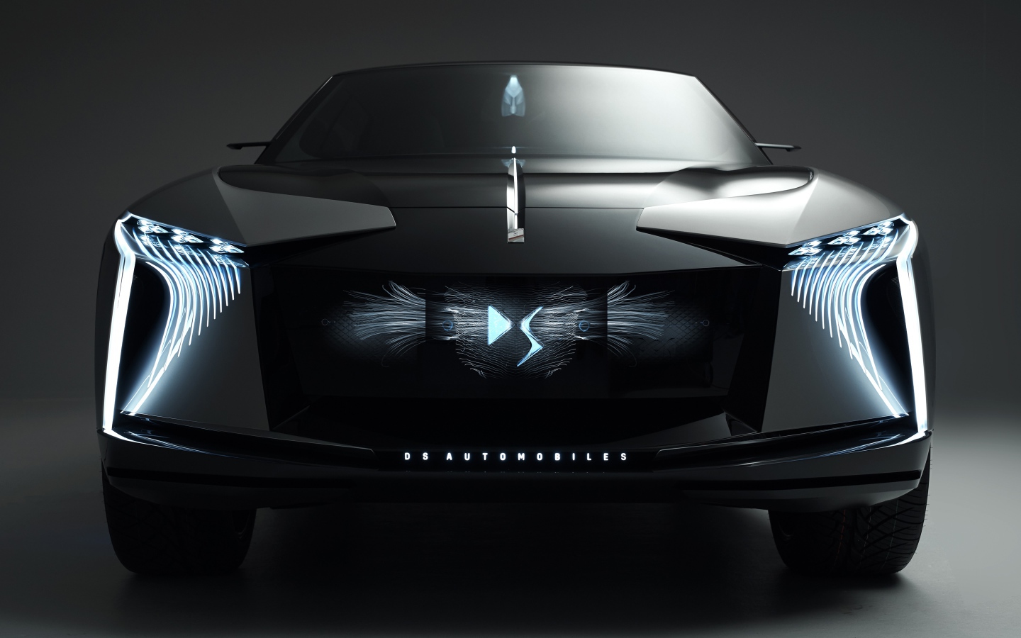 Черный автомобиль DS Aero Sport Lounge 2020 года на сером фоне вид спереди