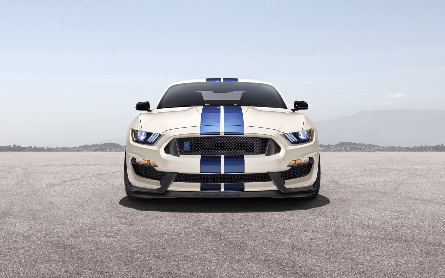 Автомобиль Shelby GT350, 2020 года вид спереди