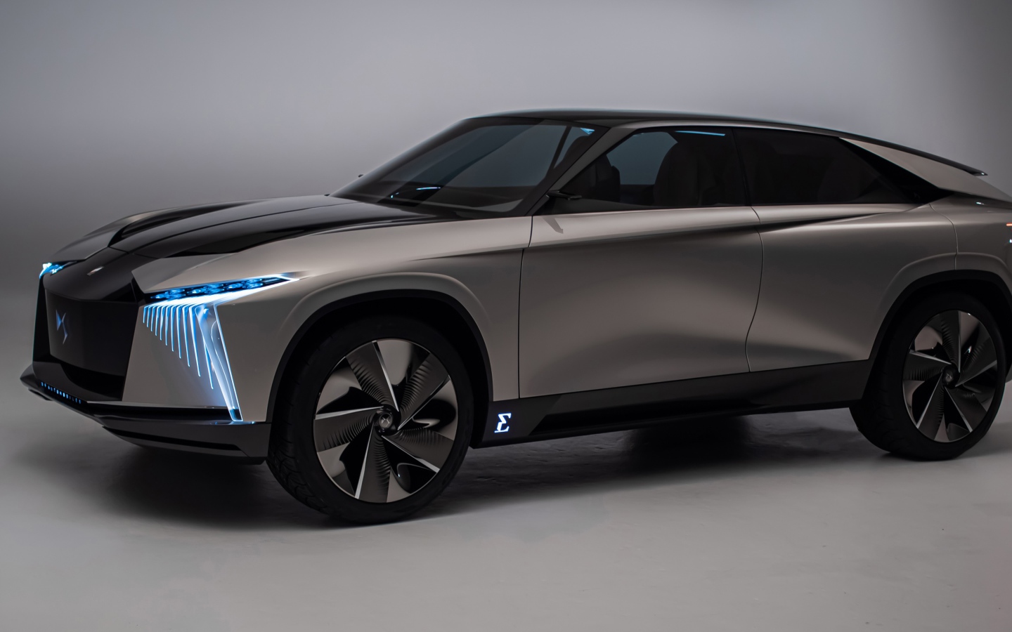 Серебристый автомобиль DS Aero Sport Lounge 2020 года на сером фоне