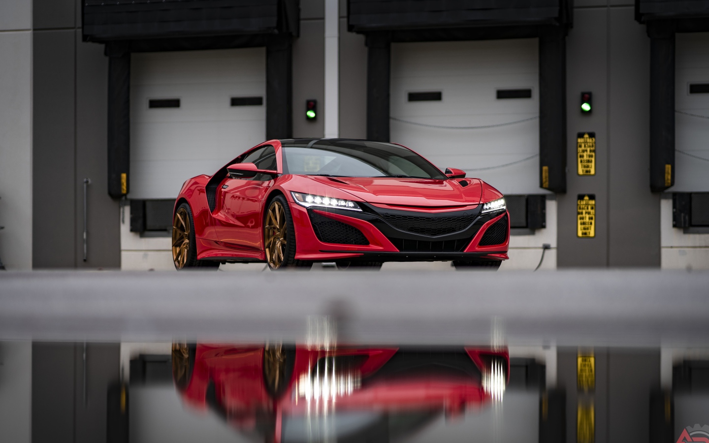 Красный спортивный автомобиль Acura NSX в гараже