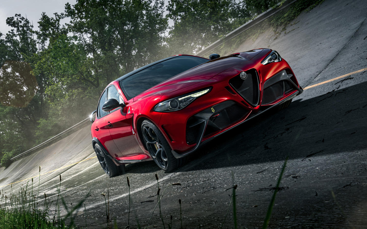 Автомобиль Alfa Romeo Giulia GTAm, 2021 года красного цвета