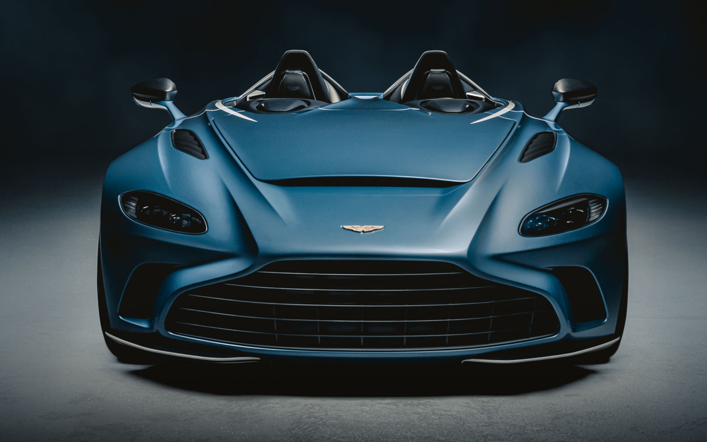 Автомобиль Aston Martin V12 Speedster 2020 года на сером фоне