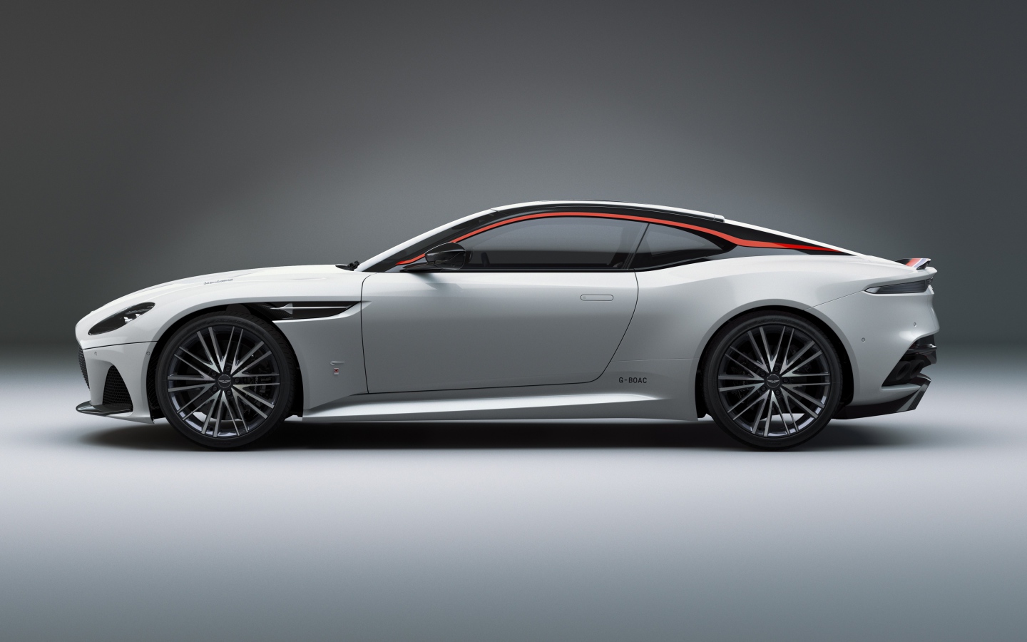 Серебристый автомобиль Aston Martin DBS Superleggera 2019 года вид сбоку