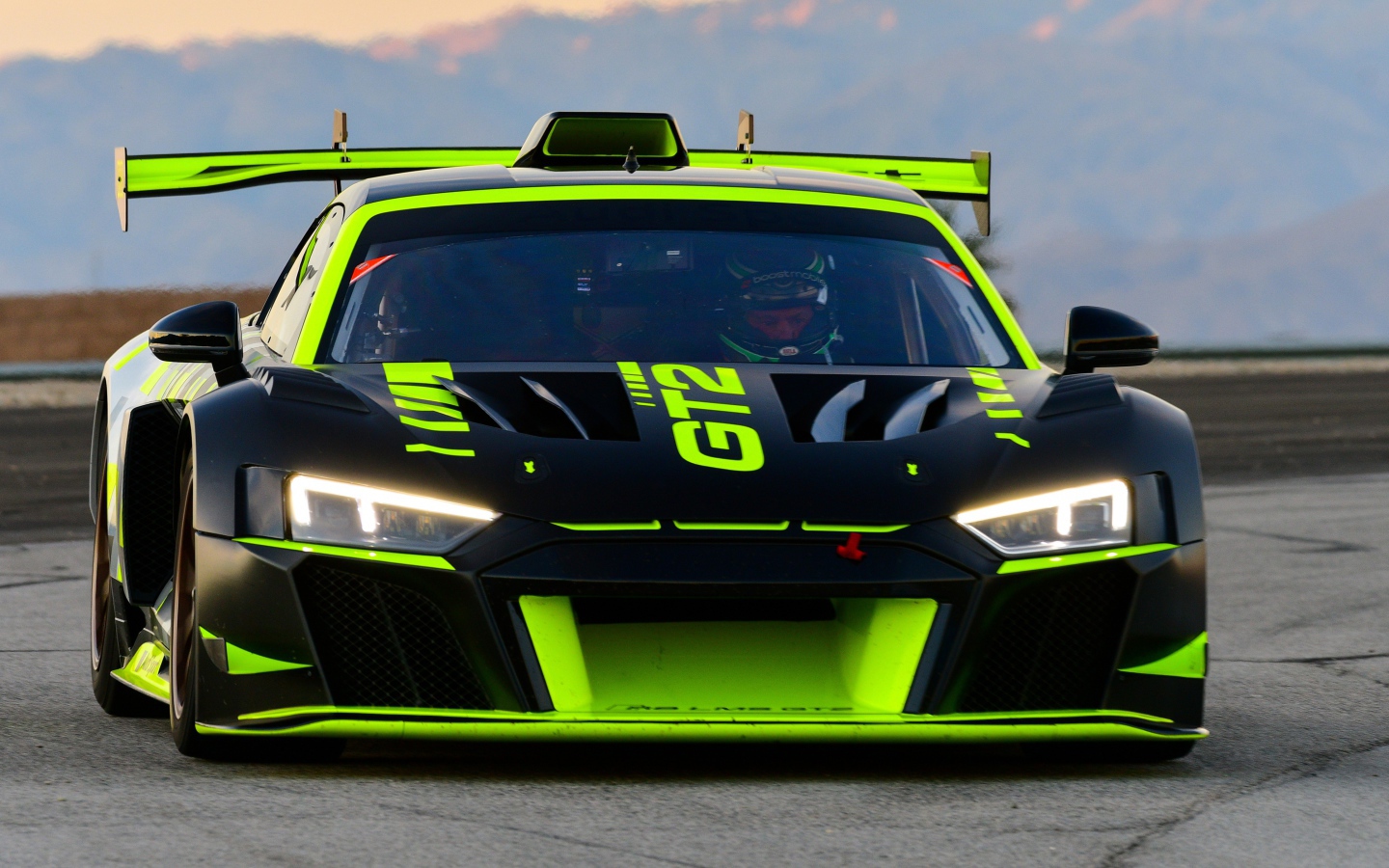 Гоночный автомобиль Audi R8 LMS GT2, 2020 года на трассе 