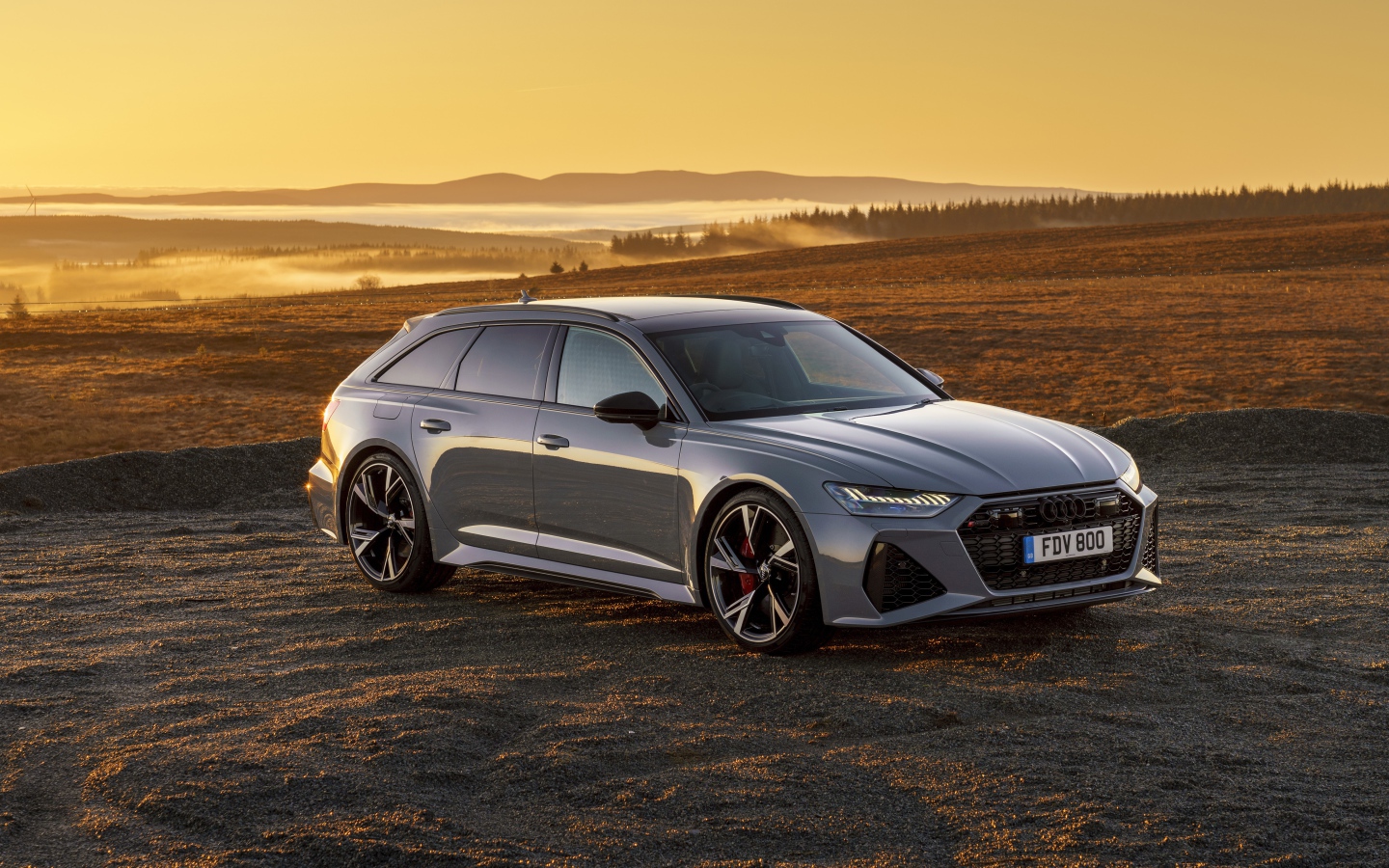 Автомобиль Audi RS 6 Avant 2020 года на фоне заката