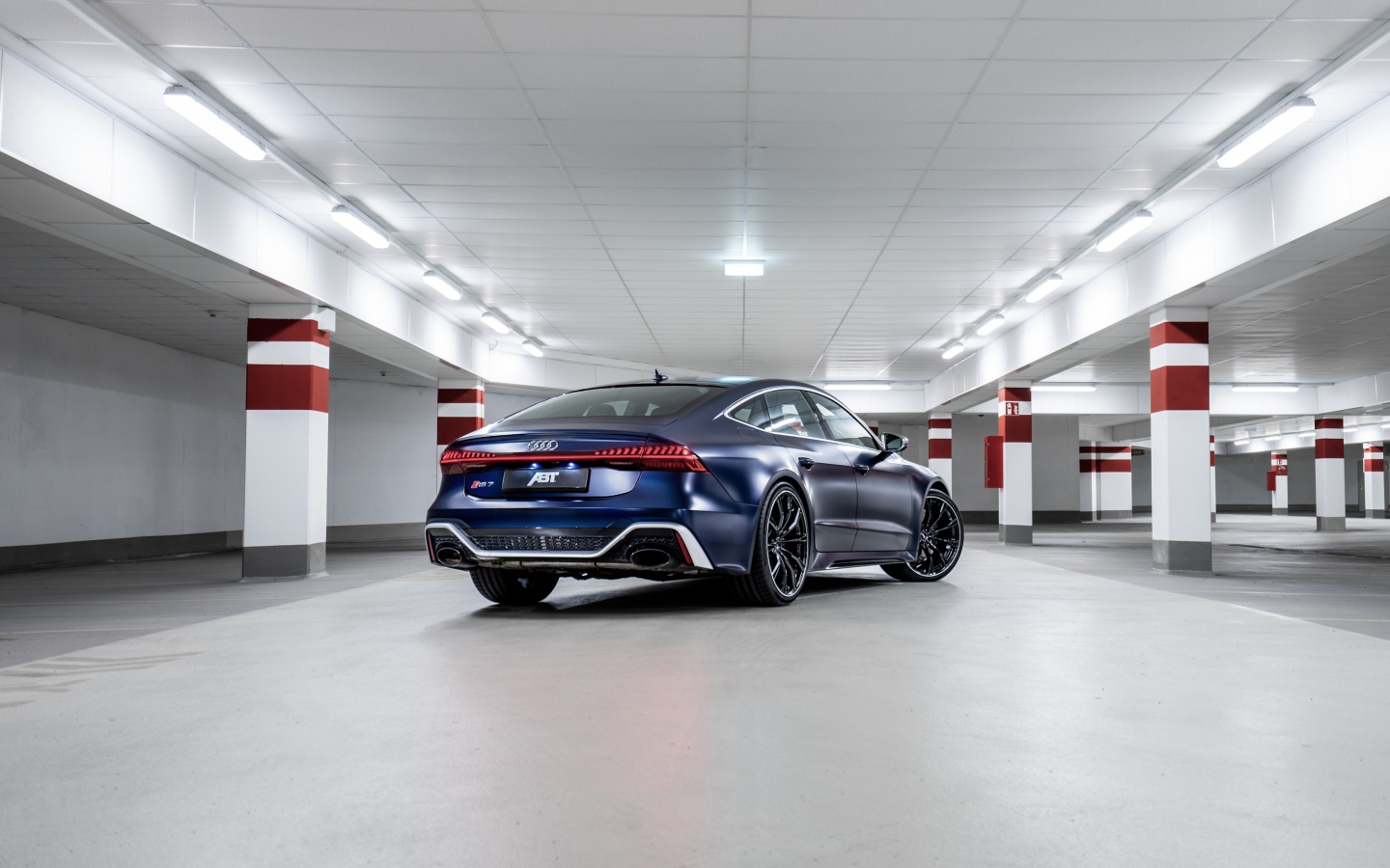 Автомобиль Audi RS 7 Sportback 2020 года на подземной парковке вид сзади