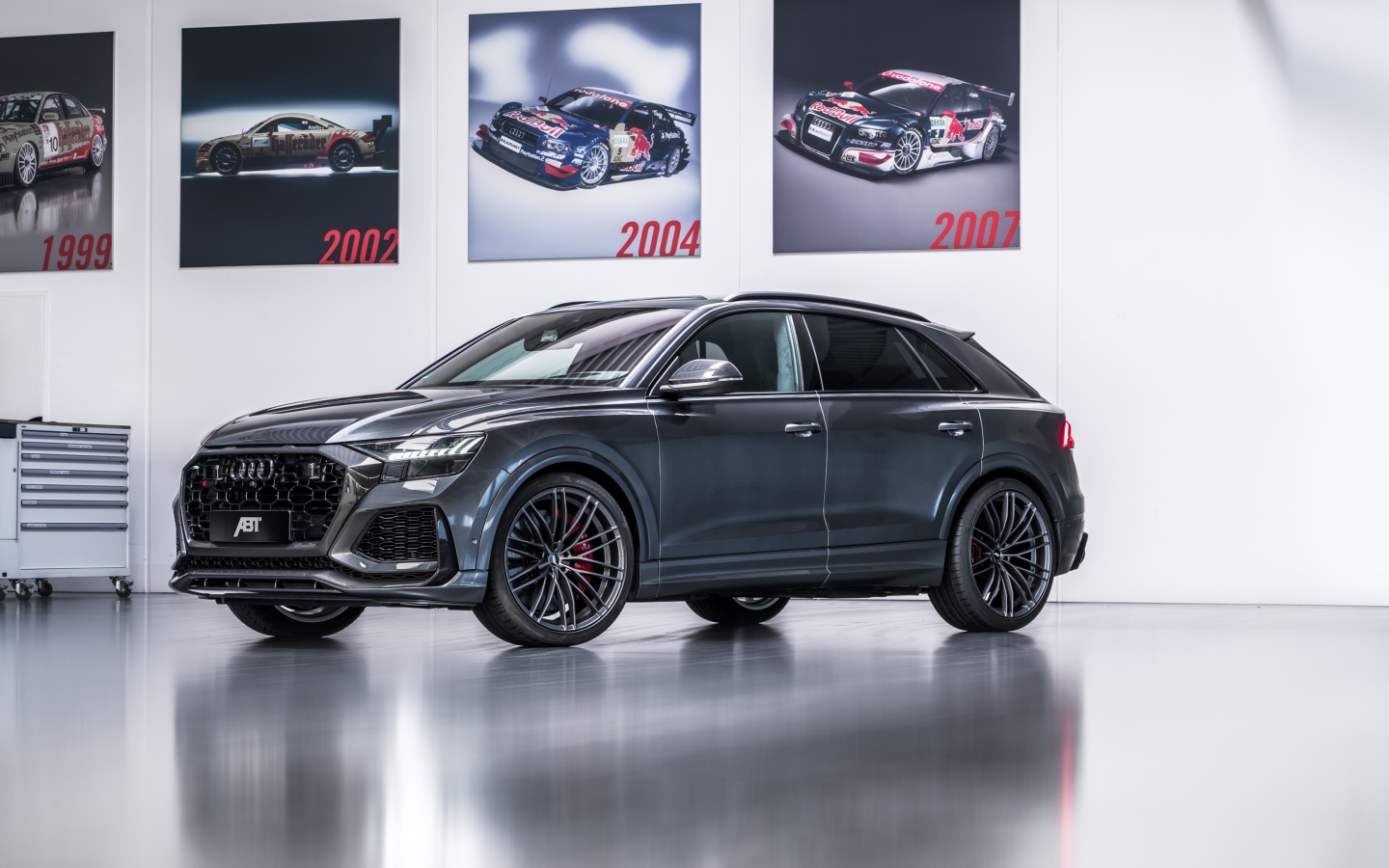 Серый автомобиль Audi RS Q8 2020 года на выставке 