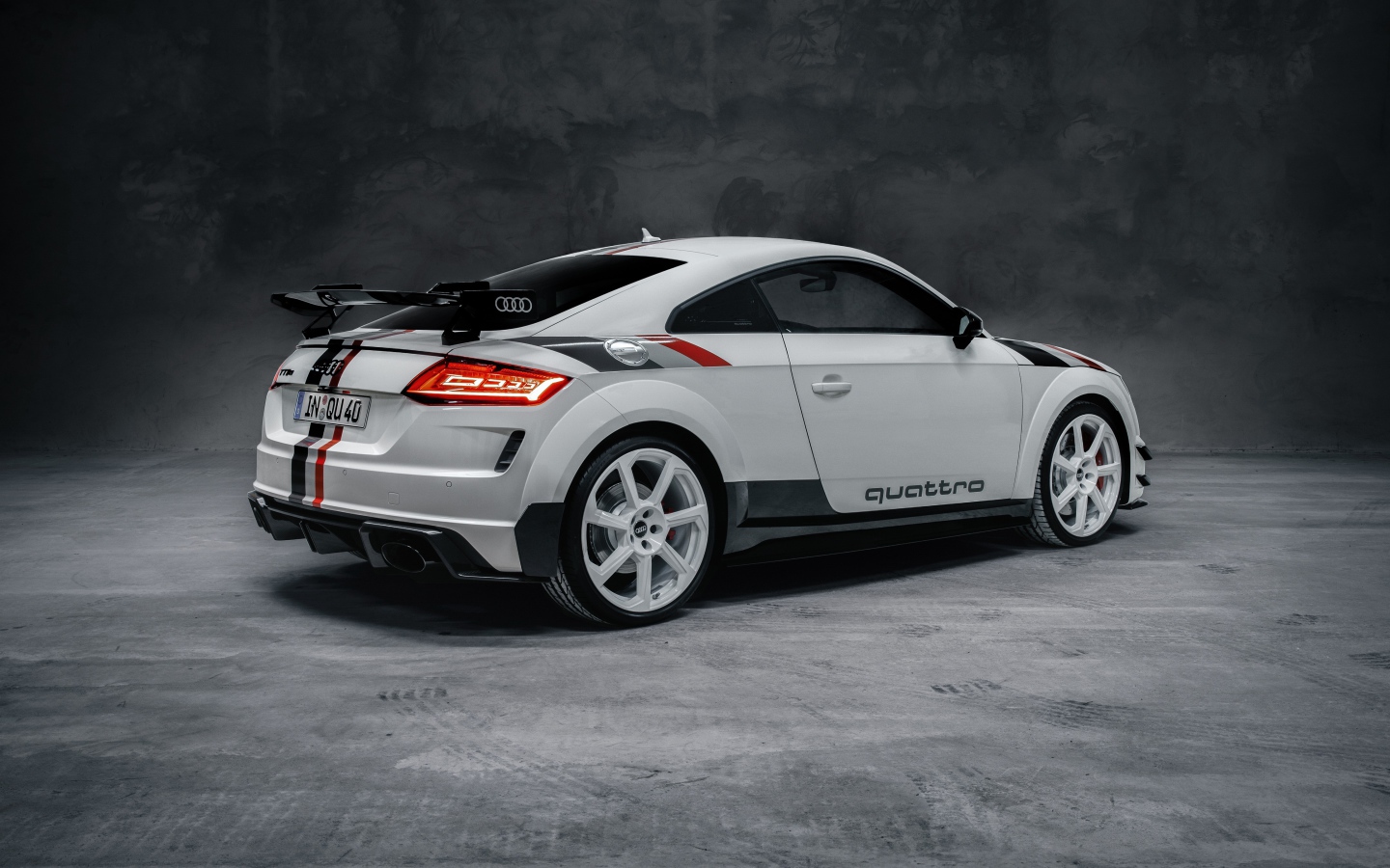 Спортивный автомобиль Audi TT RS Coupé 40 Jahre Quattro 2020 года на сером фоне