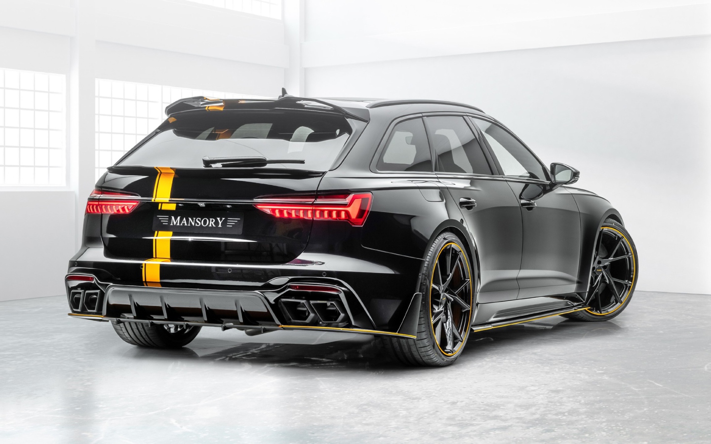 Автомобиль Mansory Audi RS 6 Avant 2020 года вид сзади