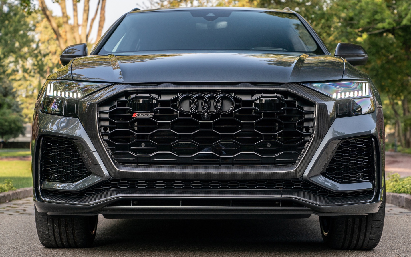 Черный автомобиль  Audi RS Q8, 2021 года вид спереди