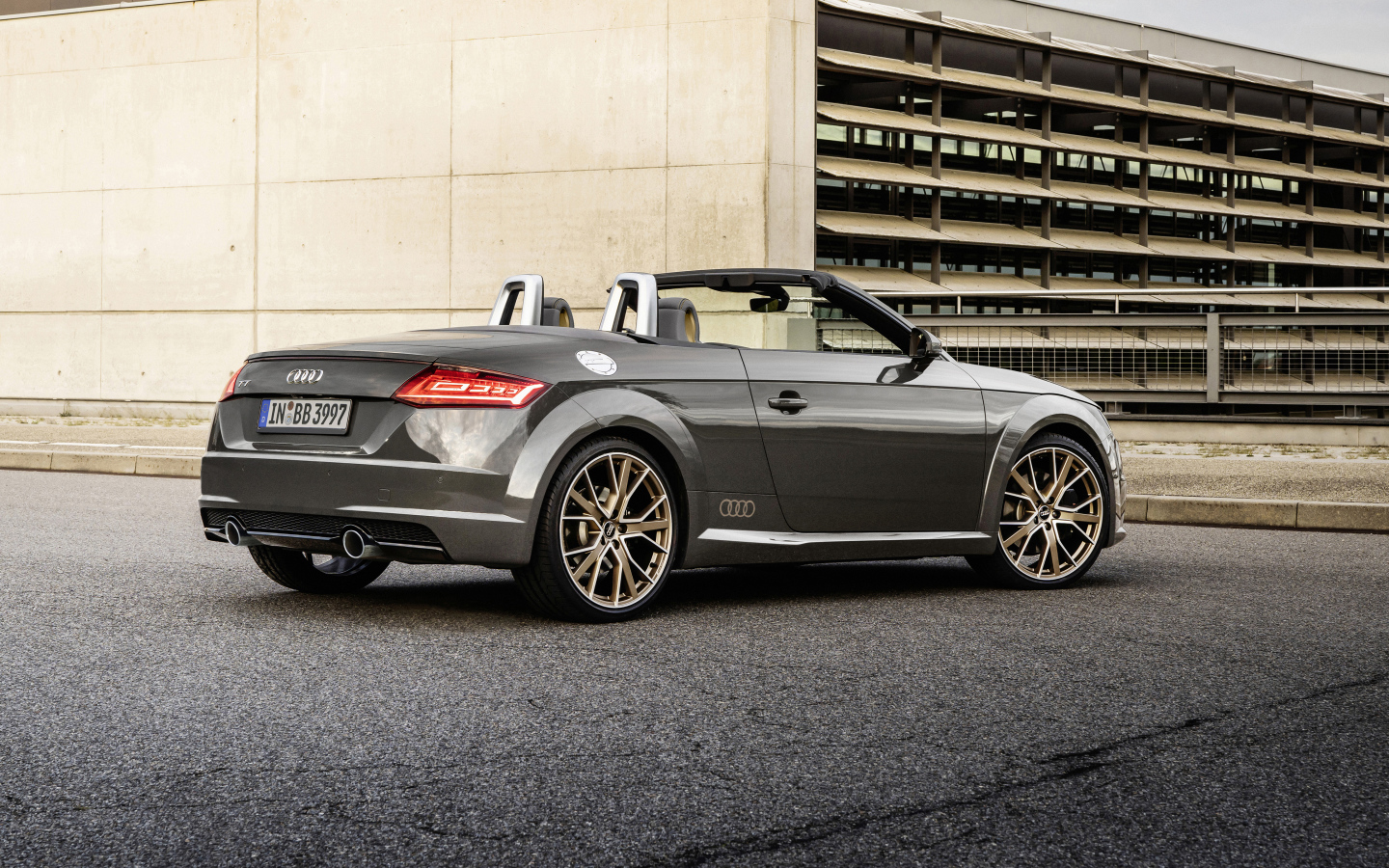 Автомобиль кабриолет Audi TT Roadster, 2021 года вид сзади