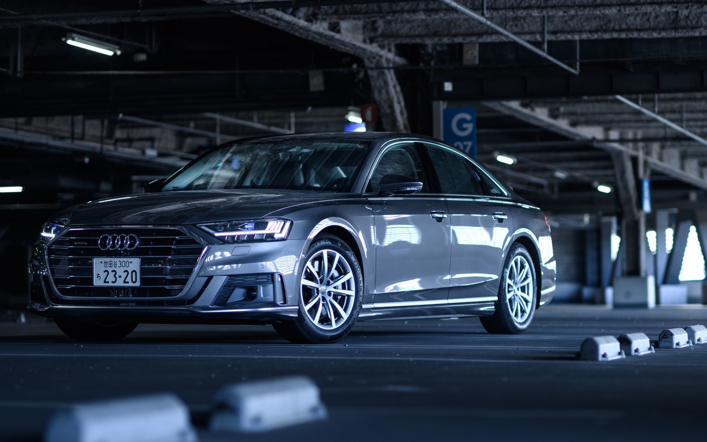 Автомобиль Audi A8 55 TFSI Quattro под мостом