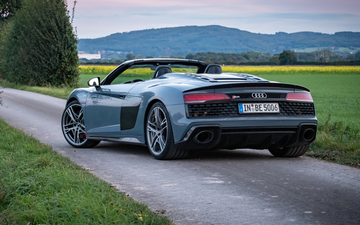 Кабриолет Audi R8 V10 вид сзади