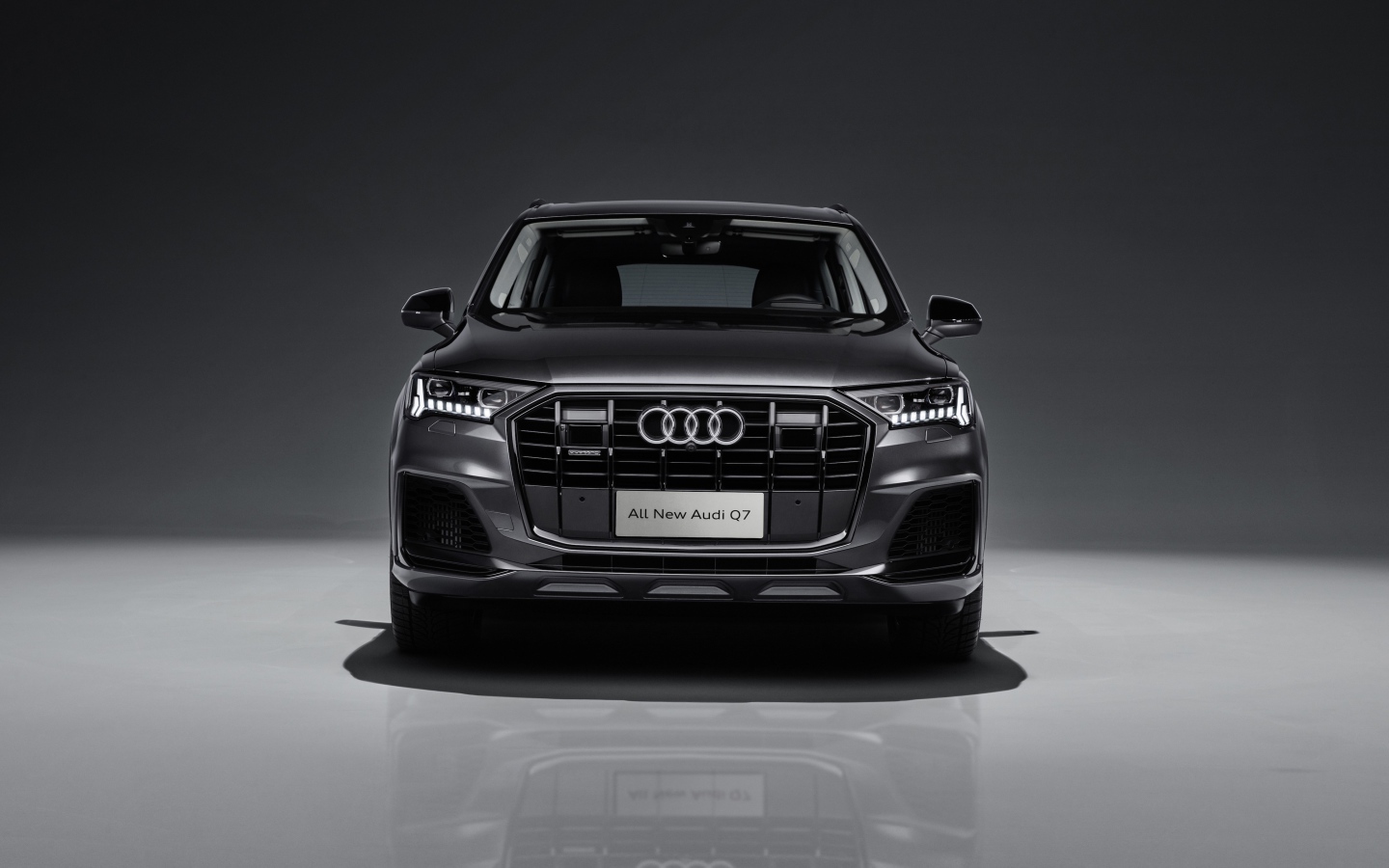 Черный автомобиль Audi Q7 55 TFSI Quattro S Line 2020 года вид спереди