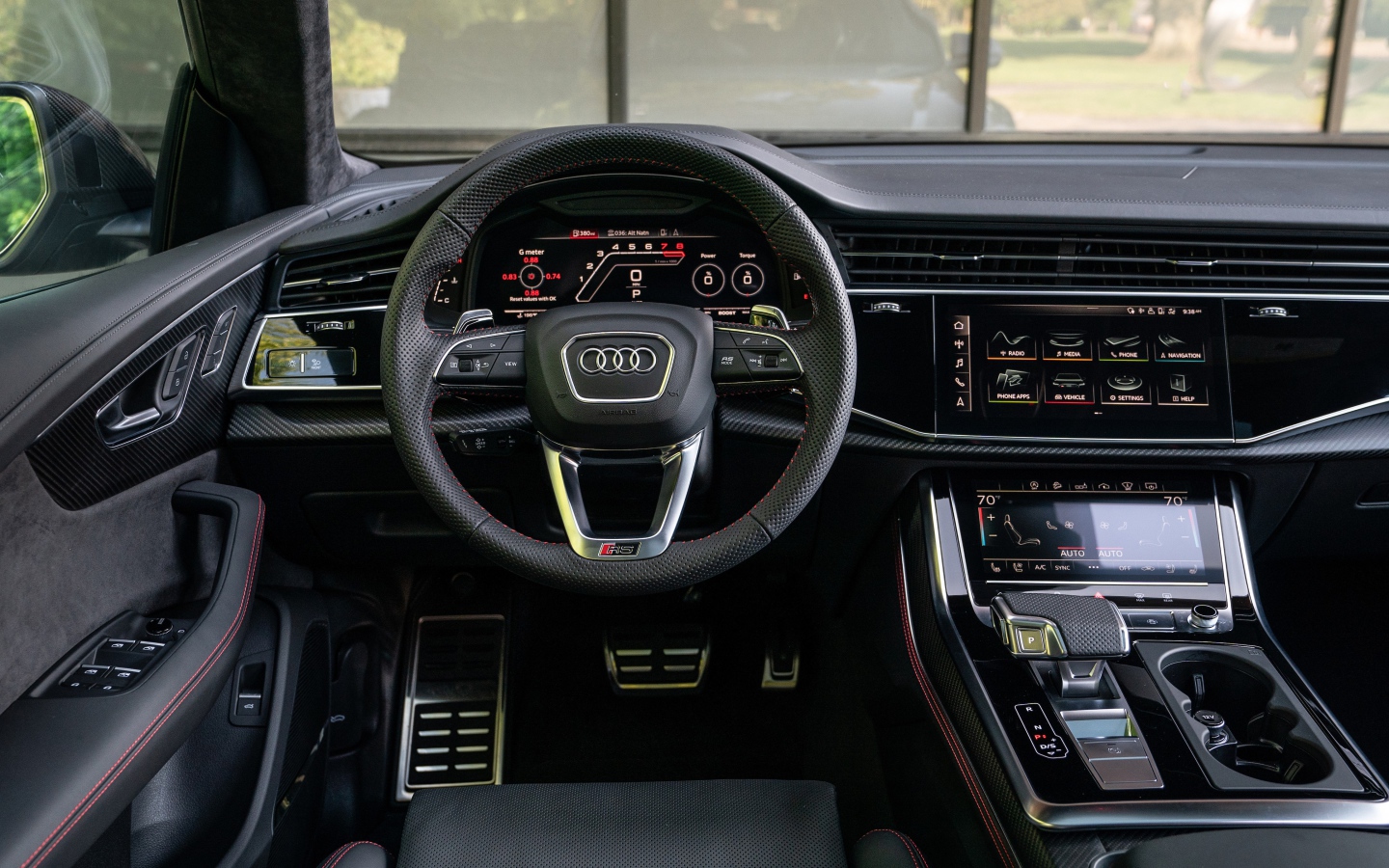 Черный кожаный салон автомобиля  Audi RS Q8, 2021 года