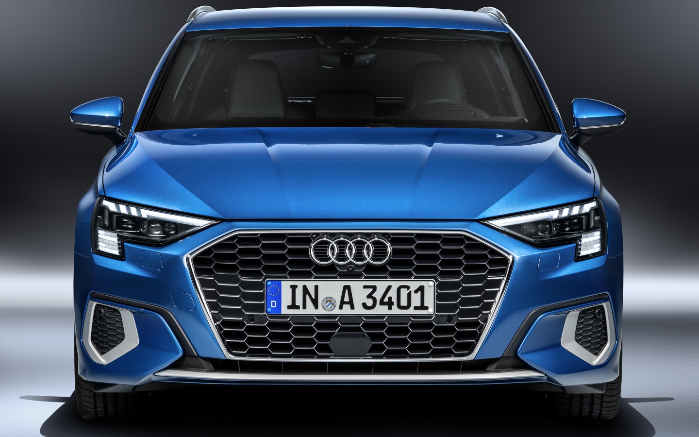 Синий автомобиль Audi A3 Sportback 35 TFSI 2020 года на сером фоне