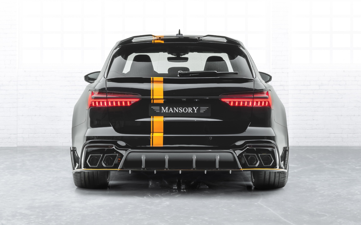 Автомобиль Mansory Audi RS 6 Avant 2020 года вид сзади на белом фоне