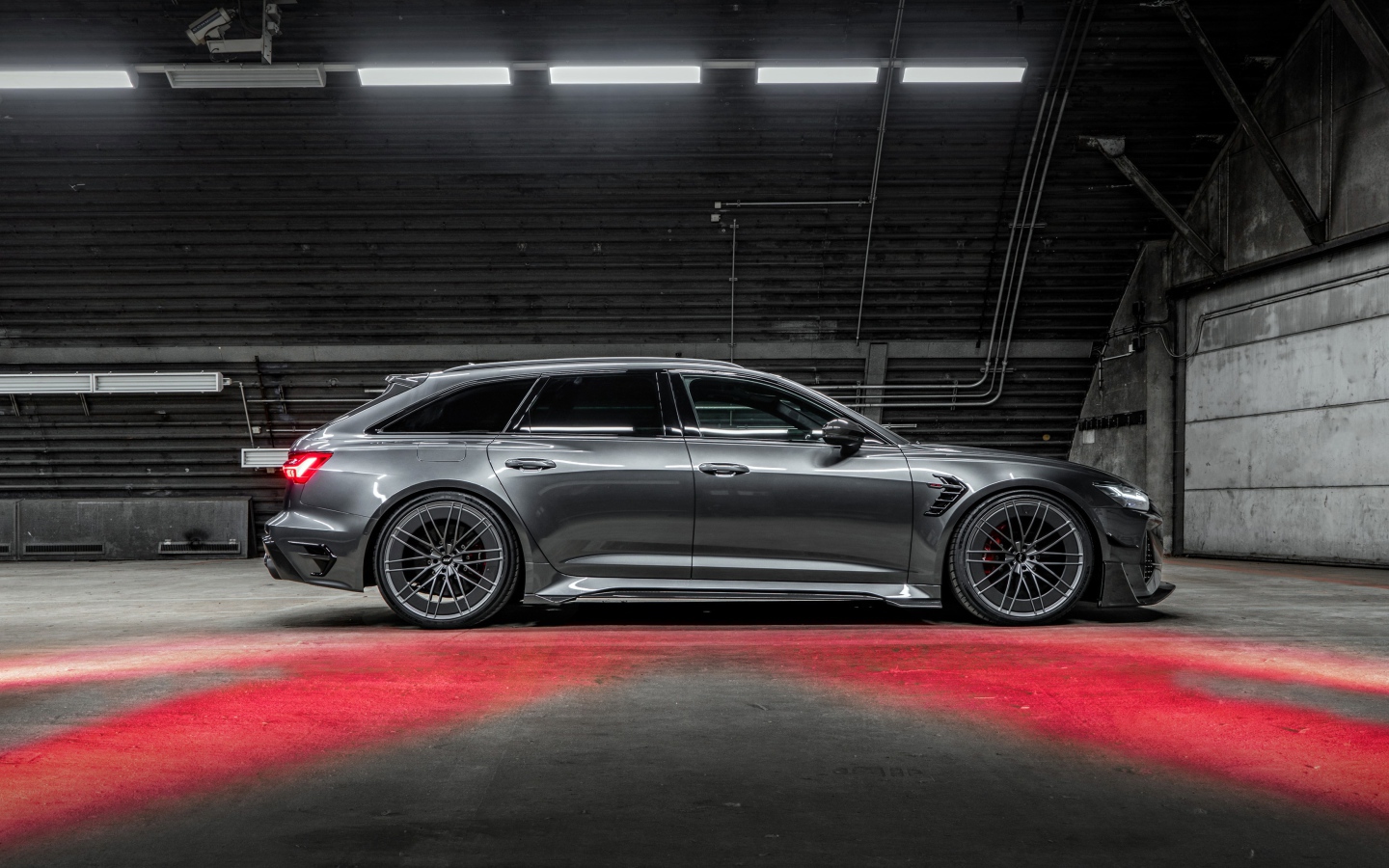 Серебристый автомобиль ABT RS6-R 2020 года в ангаре