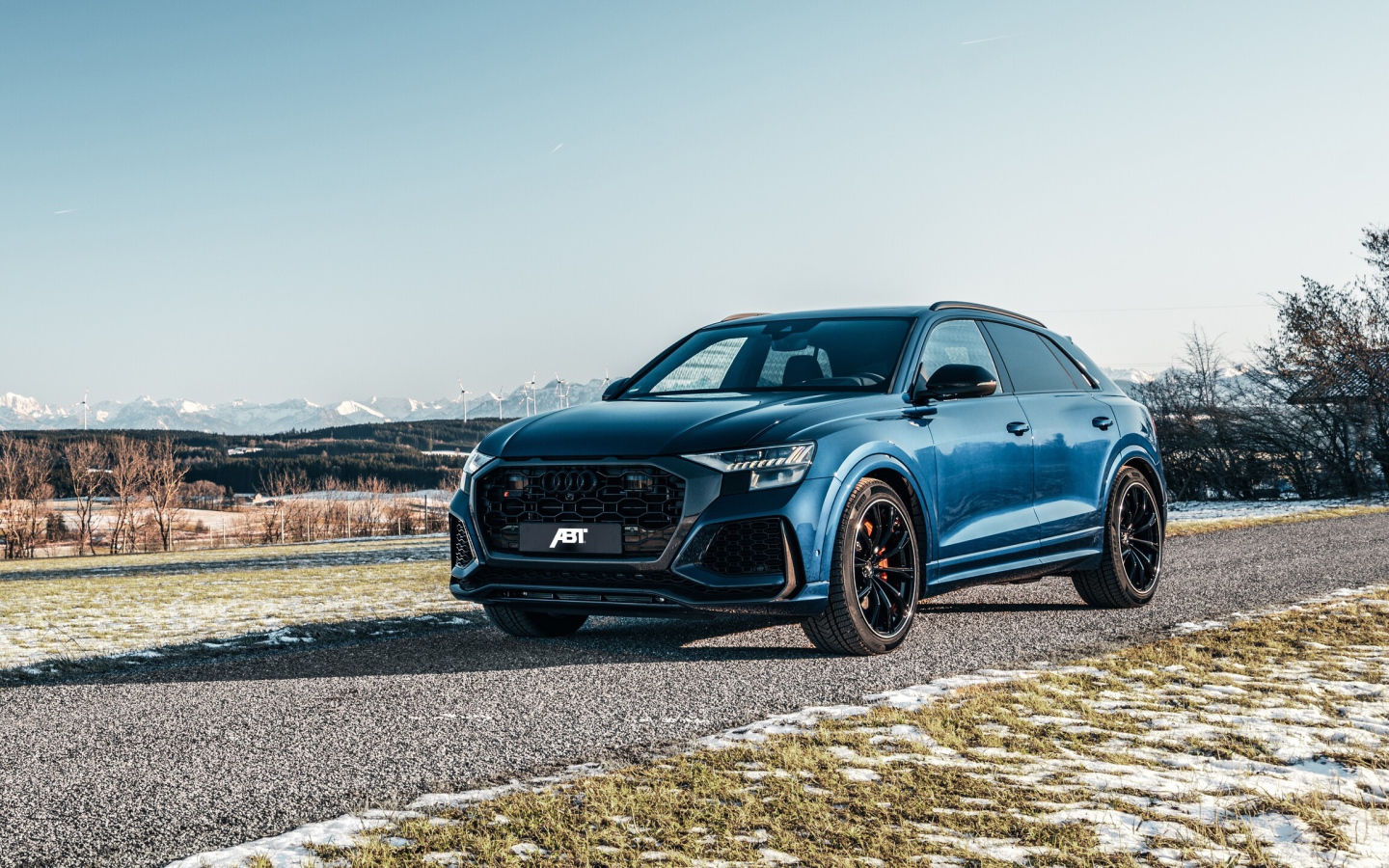 Стильный автомобиль  Audi RS Q8 2020 года на дороге 