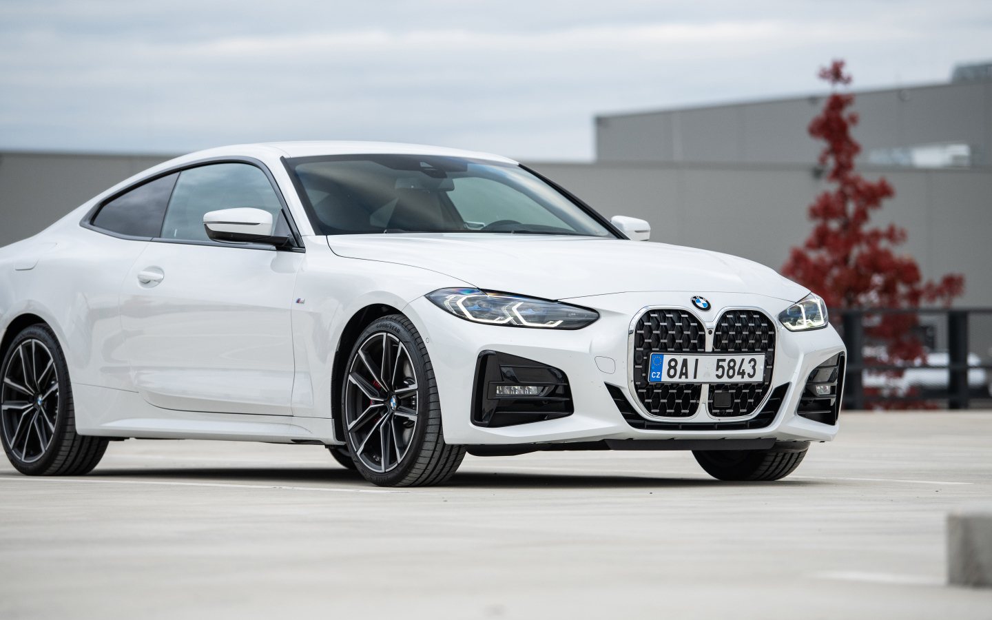 Белый автомобиль BMW 420d XDrive Coupé M Sport 2020 года