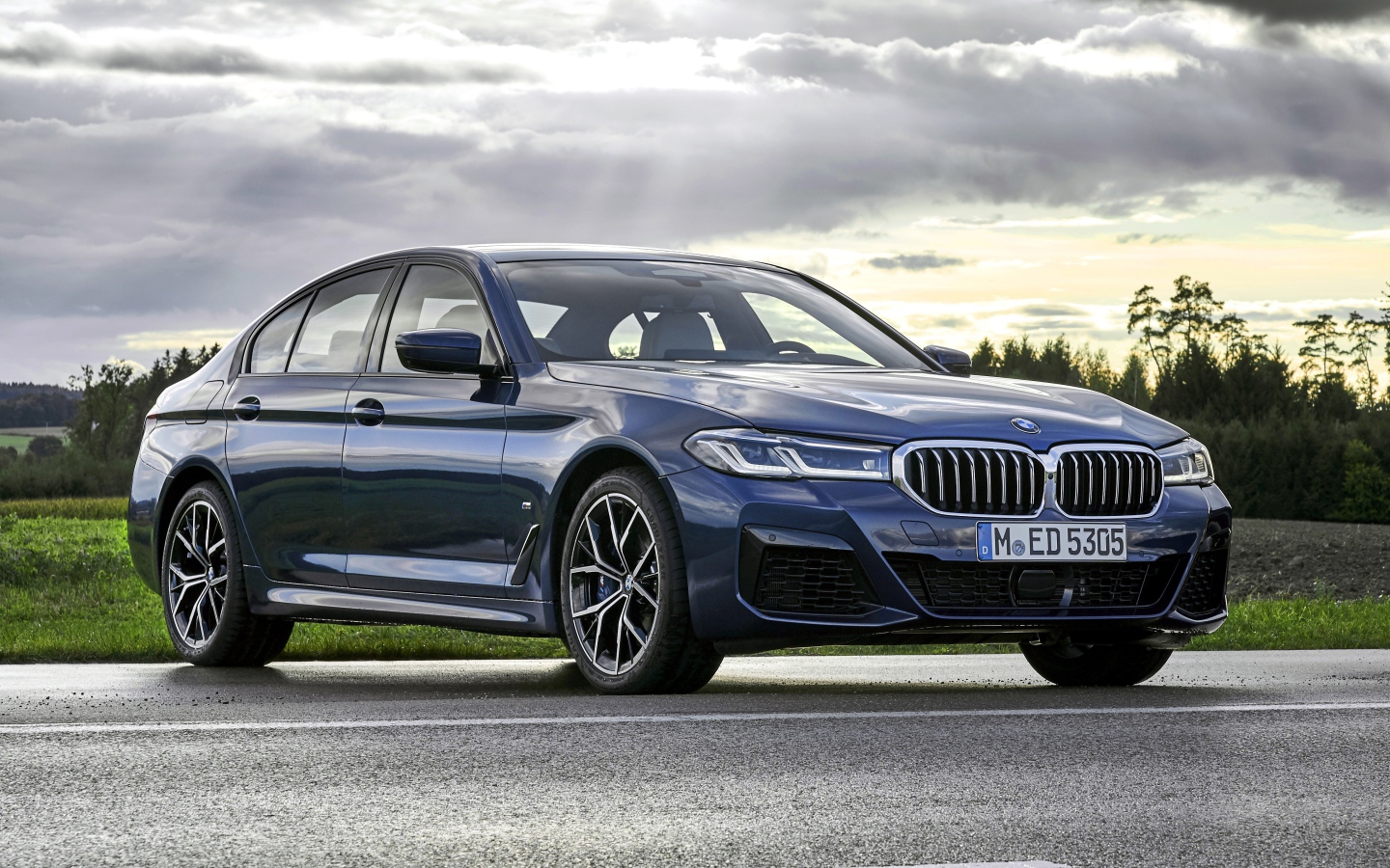 Синий автомобиль бизнес класса BMW 540i XDrive M Sport 2020 года