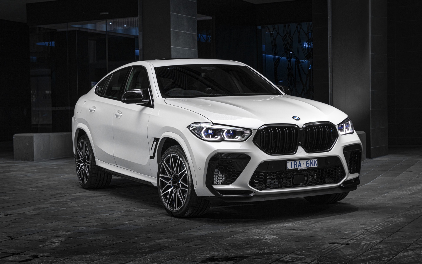 Белый автомобиль BMW X6 M Competition 2020 года 