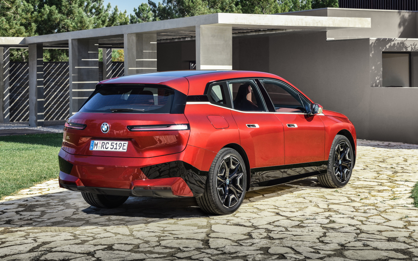 Кроссовер BMW IX Sport 2021 года вид сзади