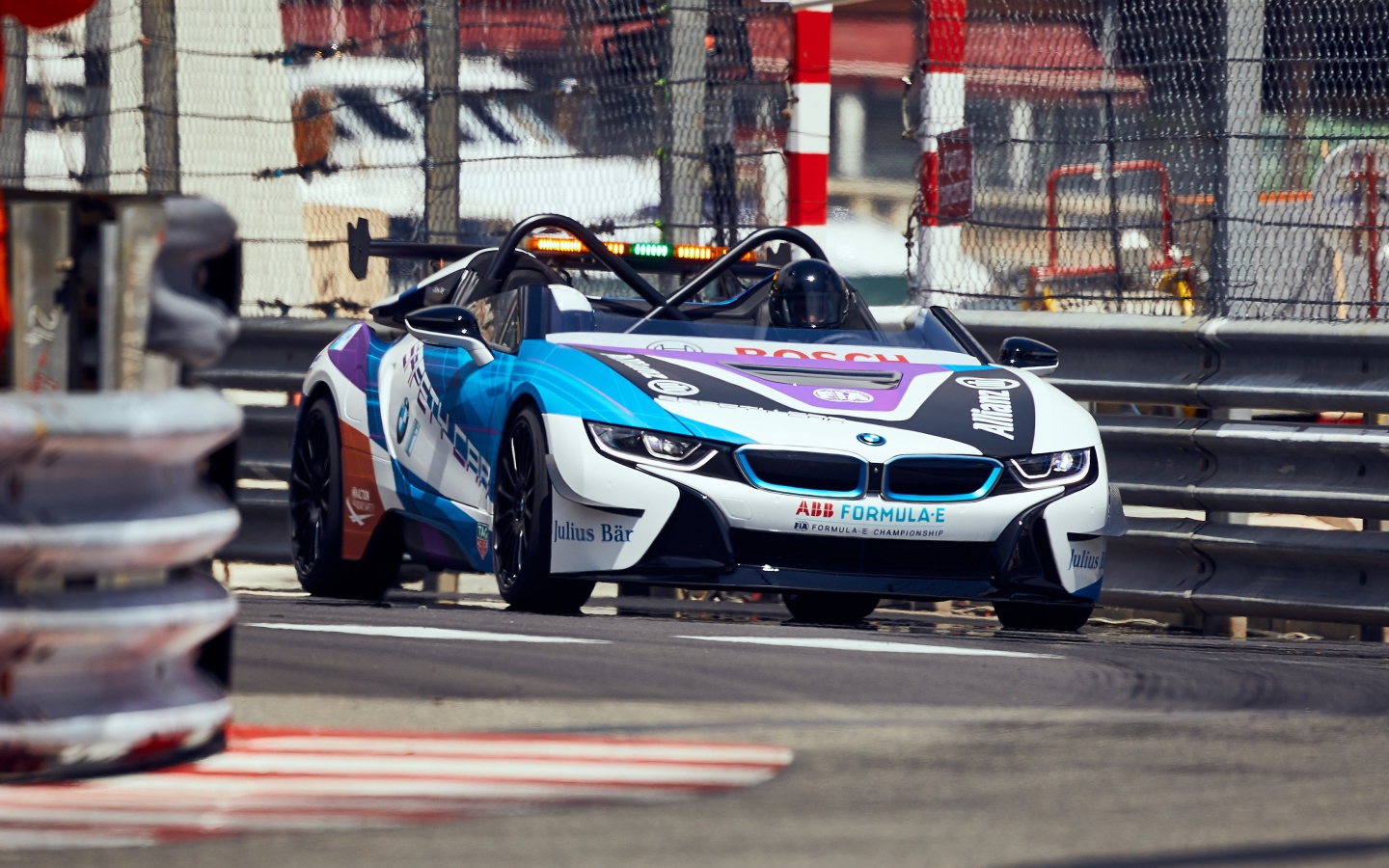 Гоночный автомобиль BMW I8 Roadster на трассе 