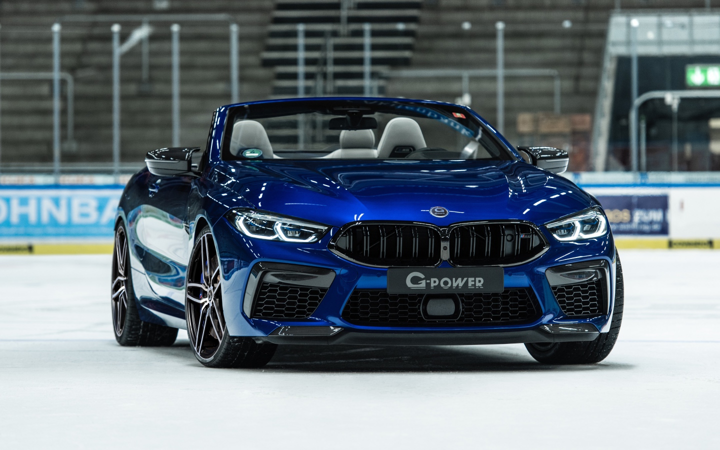Синий автомобиль  BMW M8 Competition Cabrio 2020 на стадионе 