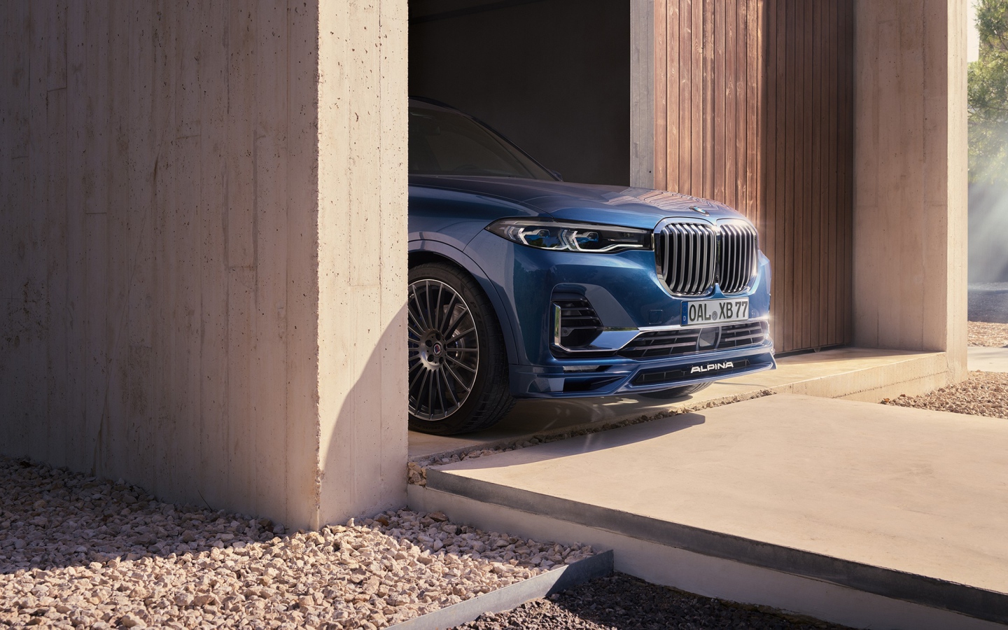Автомобиль BMW Alpina XB7, 2021 года выезжает из гаража