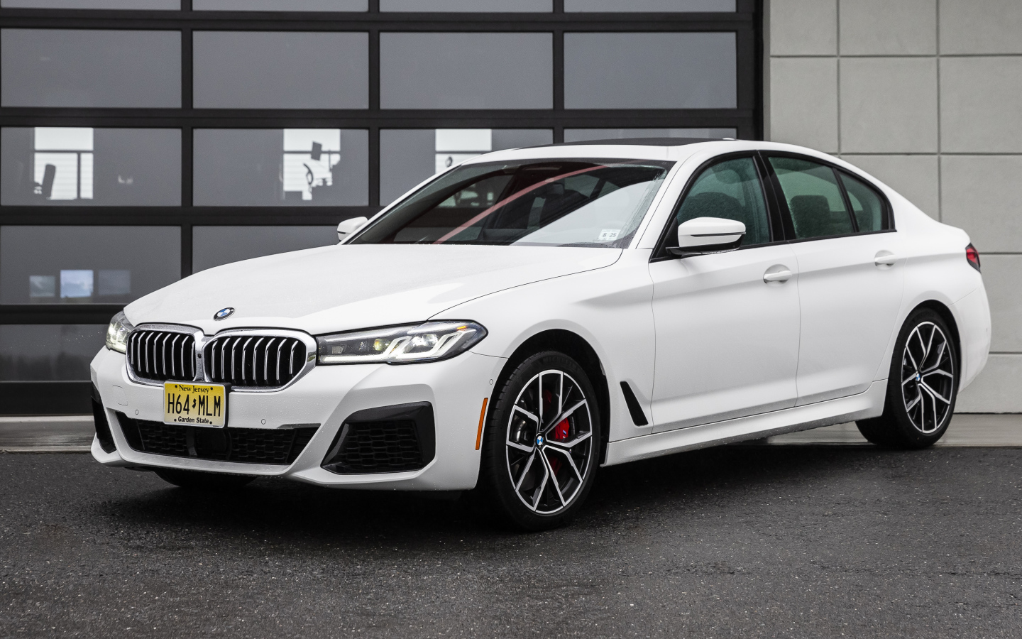 Белый автомобиль BMW 540i XDrive M Sport, 2021 года